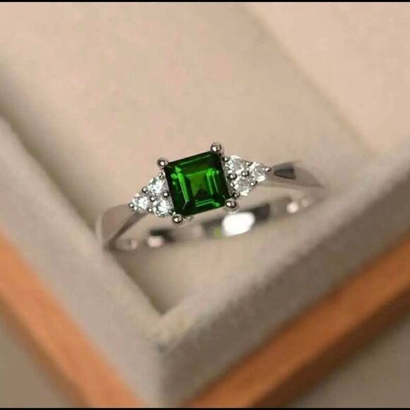 Elegant Silver Princess Cut Emerald Ring - Picture 1 of 5